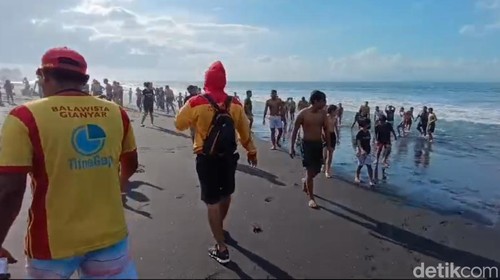 Balawista Gianyar peringatkan warga yang melaksanakan upacara banyu pinaruh untuk tidak terlalu jauh ke tengah laut, Minggu (14/7/2024).
