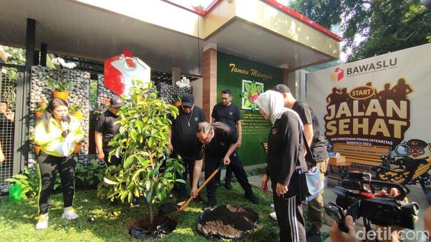Bawaslu gelar jalan sehat. (Maulana/detikcom)