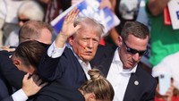 Dilansir CNN, Minggu (14/7/2024), setelah suara ledakan terdengar, Trump terjatuh ke tanah. Dia kemudian dihadang kembali oleh petugas keamanan dan wajahnya berlumuran darah.