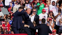 Trump dievakuasi dari panggung kampanye.