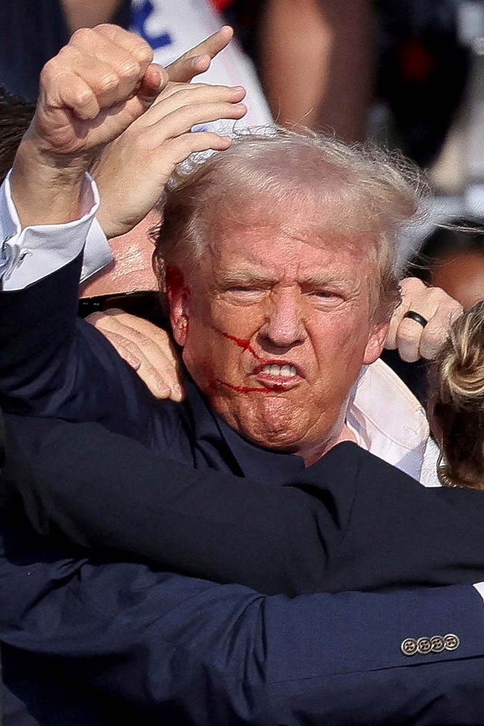 Begini Kondisi Donald Trump usai Jadi Korban Penembakan Republican presidential candidate and former U.S. President Donald Trump is assisted by the Secret Service after gunfire rang out during a campaign rally at the Butler Farm Show in Butler, Pennsylvania, U.S., July 13, 2024. REUTERS/Brendan McDermid
