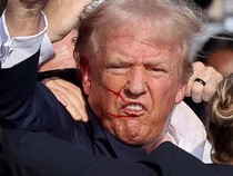 Momen Trump Kepalkan Tangan Usai Ditembak dan Muka Berlumuran Darah