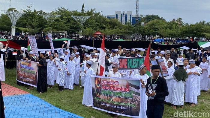 Bendera Palestina yang dibentangkan sepanjang 10 meter oleh massa aksi.