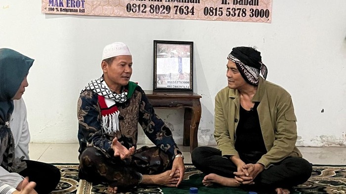 Cucu Mak Erot saat didatangi Dicky Chandra