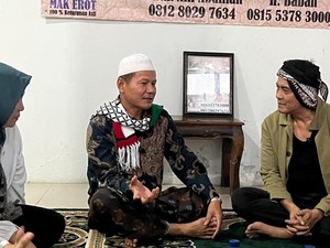 Momen Cucu Mak Erot Didatangi Aktor Dicky Chandra di Sukabumi
