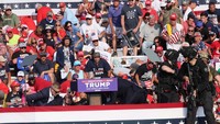 Donald Trump kemudian roboh dan langsung dilindungi Secret Service.