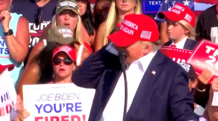 Detik-detik Donald Trump Ditembak hingga Dievakuasi Security escort Republican presidential candidate and former U.S. President Donald Trump away from rally after gunfire rings out during a campaign rally at the Butler Farm Show in Butler, Pennsylvania, U.S., July 13, 2024, in this screen grab taken from a video. ABC/US Network Pool/ Handout via REUTERS ATTENTION EDITORS - THIS PICTURE WAS PROVIDED BY A THIRD PARTY. NO RESALES. NO ARCHIVES. MANDATORY CREDIT.