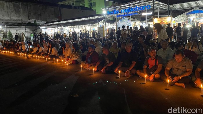 Doa bersama para pedagang di depan pintu barat Teras Malioboro 2, Jogja, Minggu (14/7/2024) malam.