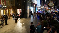Penjagaan ketat juga dilakukan terhadap Trump Tower di New York. REUTERS/David Dee Delgado.