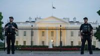Seorang anggota Divisi Berseragam Dinas Rahasia Amerika Serikat (USSS UD) berjaga di luar Gedung Putih di Washington, AS, 13 Juli 2024. REUTERS/Nathan Howard.