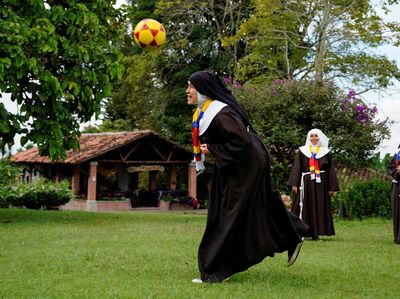 Dukung Timnas Kolombia, Para Suster Asyik Main Bola