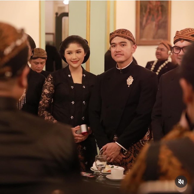 Penampilan Erina Gudono terlihat semakin anggun dengan gaya rambut sanggul ukel konde. Banyak netizen kemudian memuji penampilan Erina Gudono. Foto: Dok. Instagram Erina Gudono