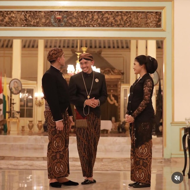 Bagian bawah busananya, Erina Gudono mengenakan kain batik bermotif truntum garuda berwarna cokelat. Mantan Puteri Indonesia Yogyakarta ini melengkapi penampilannya dengan flatshoes hitam. Foto: Dok. Instagram Erina Gudono