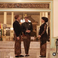 Bagian bawah busananya, Erina Gudono mengenakan kain batik bermotif truntum garuda berwarna cokelat. Mantan Puteri Indonesia Yogyakarta ini melengkapi penampilannya dengan flatshoes hitam. Foto: Dok. Instagram Erina Gudono