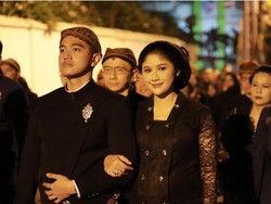 7 Gaya Erina Gudono Ikut Kirab Satu Suro, Istri Kaesang bak Putri Keraton