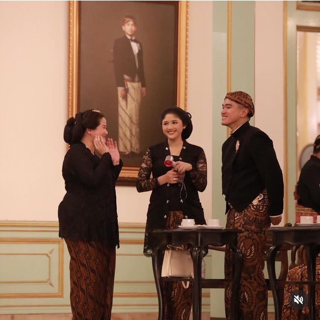 Mantu Presiden Jokowi ini tampil dalam balutan kebaya kutubaru bernuansa hitam dan aksen bordir bunga. Sementara itu Kaesang memakai beskap senada dengan Erina, lengkap mengenakan blankon. Foto: Dok. Instagram Erina Gudono
