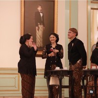 Mantu Presiden Jokowi ini tampil dalam balutan kebaya kutubaru bernuansa hitam dan aksen bordir bunga. Sementara itu Kaesang memakai beskap senada dengan Erina, lengkap mengenakan blankon. Foto: Dok. Instagram Erina Gudono