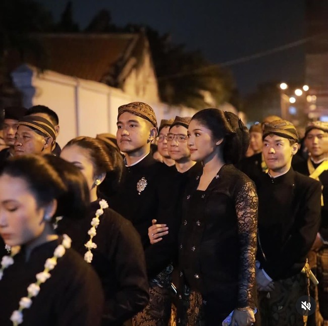 Erina Gudono dan Kaesang mengikuti arak-arakan Kirab Satu Suro, dengan berjalan kaki menyusuri Puro Mangkunegaraan Solo. Erina pun tampak manis dan anggun. Foto: Dok. Instagram Erina Gudono