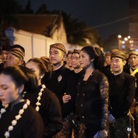 Erina Gudono dan Kaesang mengikuti arak-arakan Kirab Satu Suro, dengan berjalan kaki menyusuri Puro Mangkunegaraan Solo. Erina pun tampak manis dan anggun. Foto: Dok. Instagram Erina Gudono