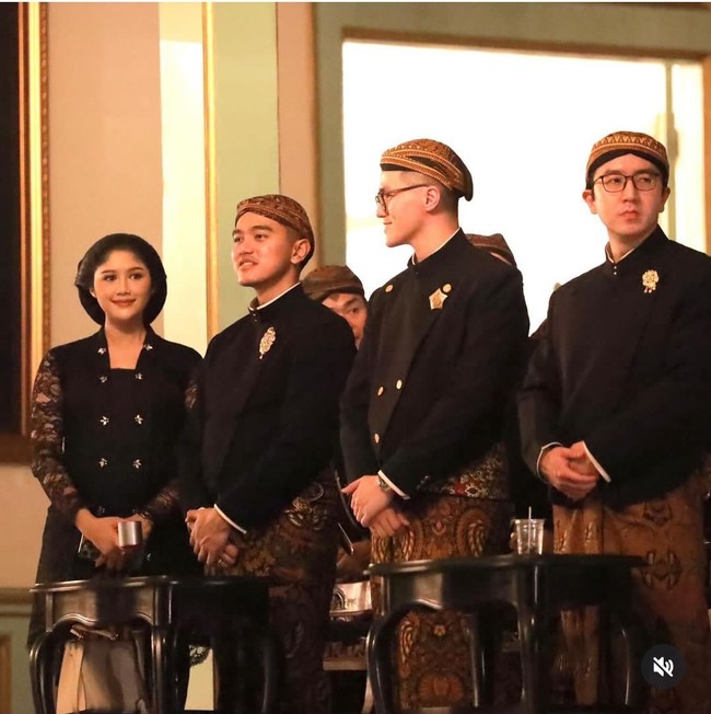Pasangan Kaesang Pangarep dan Erina Gudono menghadiri perayaan Tahun Baru Islam di Keraton Solo. Keduanya hadir atas undangan dari pemimpin Puro Mangkunegaraan Solo, Mangkunegara X atau Gusti Bhre Sudjiwo. Foto: Dok. Instagram Erina Gudono