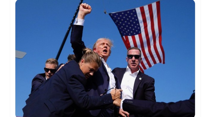 Foto Donald Trump Pasca Penembakan Diglorifikasi para pendukungnya di media sosial