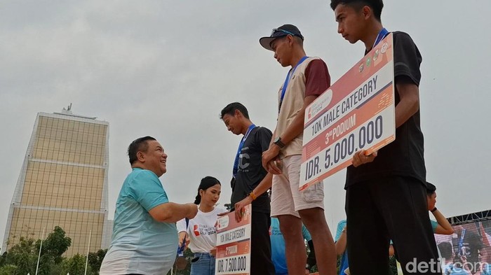 Gubernur Riau saat memberikan medali juara Riau Bhayangkara Run
