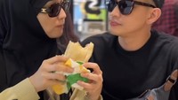 Walau sudah lebih dari lima tahun menikah rupanya kebiasaan sharing makanan antara ia dan Rezky masih berlangsung nih.  Foto: Instagram @citraciki