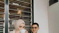 Tak bisa lepas dari kopi, Citra maupun Rezky sering mampir ke kafe-kafe untuk mencicipi kopi di sana. Foto: Instagram @citraciki