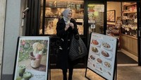 Saat sedang liburan ke Jepang, Citra sempatkan waktu untuk coba mampir ke beberapa kafe di sana sekaligus jajan es krim. Foto: Instagram @citraciki