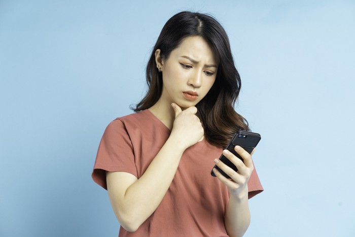 Ilustrasi Bermain Ponsel HP