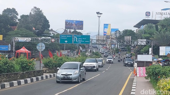 Jalur Puncak Berlaku One Way Arah Jakarta Siang Ini. (Sholihin/detikcom)