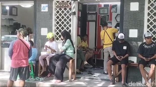 jasa potong rambut di Pasuruan laris jelang masuk sekolah