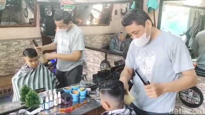 jasa potong rambut di Pasuruan laris jelang masuk sekolah