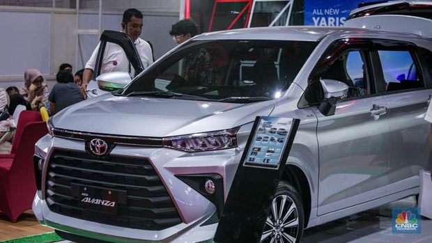 Jelang penutupan gelaran Jakarta Fair Kemayoran (JFK) 2024 pada Minggu, (14/7/2024), terdapat banyak produk yang diberikan diskon besar, tak terkecuali otomotif. (CNBC Indonesia/Tias Budiarto)