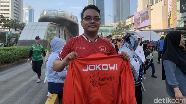 Jokowi menikmati akhirnya pekan dengan bersepeda di car free day (CFD) Sudirman-Thamrin, Jakarta Pusat. Warga yang datang antusias, hingga berebut berfoto bahkan ada yang meminta tanda tangan Jokowi di jaket (Taufiq/detikcom)