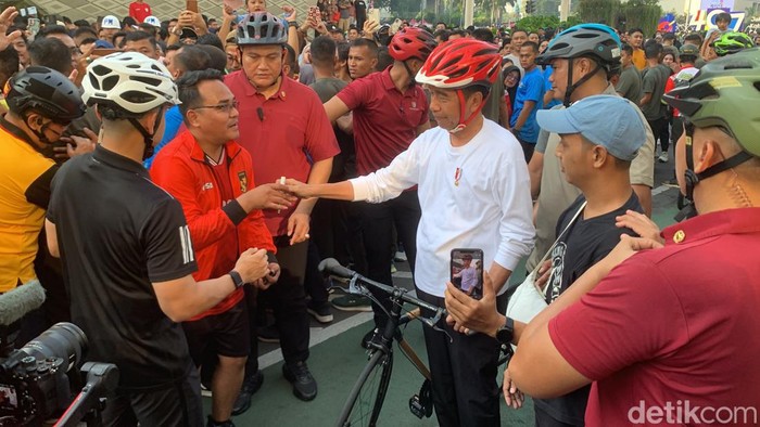 Antusiasme Warga Saat Jokowi Gowes di Bundaran HI, Serbu Jaket Bertandatangan Presiden