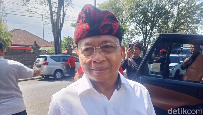 Ketua DPD PDIP Bali Wayan Koster saat diwawancarai di Jembrana, Minggu (14/7/2024). (I Putu Adi Budiastrawan/detikBali).