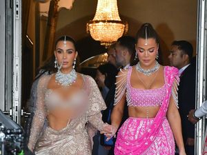 Foto: Adu Gaya Seksi Kim dan Khloe Kardashian di Hari Ke-2 Pernikahan Ambani