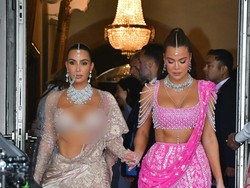 Foto: Adu Gaya Seksi Kim dan Khloe Kardashian di Hari Ke-2 Pernikahan Ambani