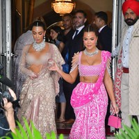 Selain Kim dan Khloe Kardashian, pesta pernikahan anak orang terkaya India, Mukesh Ambani, tersebut juga dimeriahkan oleh banyak selebriti dunia. Acara yang digelar di Jio World Convention Centre di Mumbai tersebut juga dihadiri oleh Shah Rukh Khan, Salman Khan, Amitabh Bachchan, Aishwarya Rai, Nick Jonas, Priyanka Chopra, Bill Gates, dan lain-lain. (Foto: GC Images/MEGA)