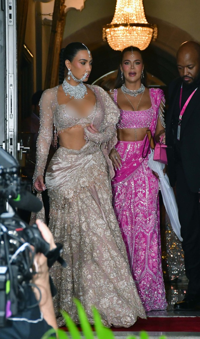 Pebisnis Skim tersebut memamerkan gayanya di Instagram. Dalam postingan Insta Story, Kim memberikan sedikit cuplikan gayanya yang lebih seksi dari kemarin. Kali ini mengenakan baju tradisional lehenga bernuansa silver dengan material transparan. Busana tersebut memiliki bagian atas yang menonjolkan payudara jug perutnya. (Foto: GC Images/MEGA)