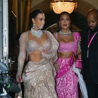 Pebisnis Skim tersebut memamerkan gayanya di Instagram. Dalam postingan Insta Story, Kim memberikan sedikit cuplikan gayanya yang lebih seksi dari kemarin. Kali ini mengenakan baju tradisional lehenga bernuansa silver dengan material transparan. Busana tersebut memiliki bagian atas yang menonjolkan payudara jug perutnya. (Foto: GC Images/MEGA)