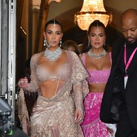 Duo bintang realiti tersebut datang dua kali tentu dengan dua outfit yang berbeda. Setelah melanggar aturan di hari pertama kini ia tampil bak putri India dengan anting hidung. Foto: GC Images/MEGA