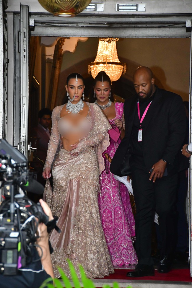 Pesta pernikahan Anant Ambani dan Radhika Merchant berlanjut pada Sabtu (13/7/2024). Kim Kardashian dan Khloe pun tak melewatkan hajatan hari kedua. (Foto: GC Images/MEGA)