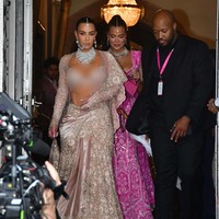 Pesta pernikahan Anant Ambani dan Radhika Merchant berlanjut pada Sabtu (13/7/2024). Kim Kardashian dan Khloe pun tak melewatkan hajatan hari kedua. (Foto: GC Images/MEGA)