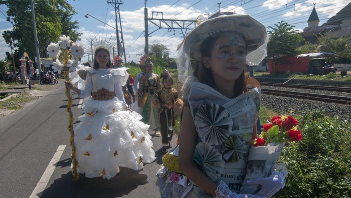 Kirab Budaya Festival Candi Sojiwan 2024 Peserta membawa miniatur Candi Sojiwan saat mengikuti Kirab Budaya Festival Candi Sojiwan 2024 di Kebondalem Kidul, Prambanan, Klaten, Jawa Tengah, Minggu (14/7/2024). Kirab budaya yang diikuti ratusan warga setempat itu bertujuan untuk melestarikan budaya serta mengangkat potensi ragam seni budaya di sekitar Candi Sojiwan. ANTARA FOTO/Aloysius Jarot Nugroho/rwa.