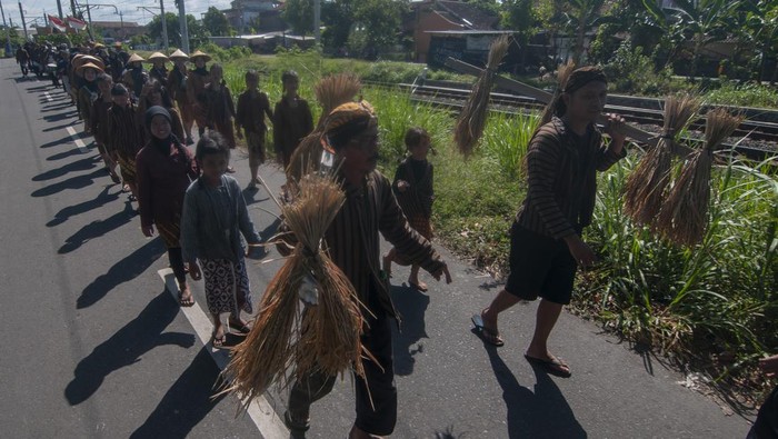 Peserta membawa miniatur Candi Sojiwan saat mengikuti Kirab Budaya Festival Candi Sojiwan 2024 di Kebondalem Kidul, Prambanan, Klaten, Jawa Tengah, Minggu (14/7/2024). Kirab budaya yang diikuti ratusan warga setempat itu bertujuan untuk melestarikan budaya serta mengangkat potensi ragam seni budaya di sekitar Candi Sojiwan. ANTARA FOTO/Aloysius Jarot Nugroho/rwa.