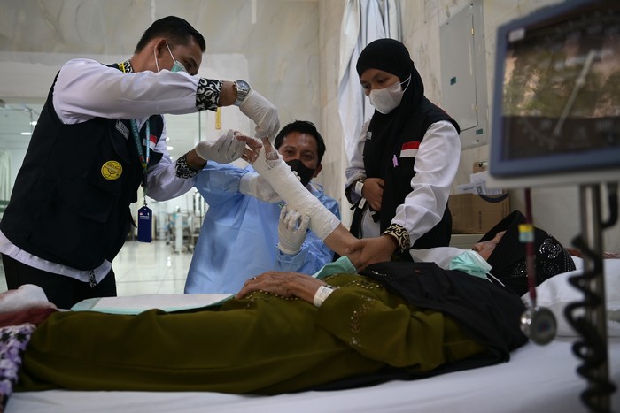 Dokter dan tim medis menangani pasien di Klinik Kesehatan Haji Indonesia (KKHI) Makkah, Makkah, Arab Saudi, Selasa (28/5/2024). Fasilitas pelayanan kesehatan bagi jamaah haji Indonesia di Makkah yang dikelola Pusat Kesehatan Haji Kementerian Kesehatan tersebut dari sejak beroperasi pada 20 Mei 2024 hingga saat ini telah menangani 78 pasien rawat inap dan 137 pasien rawat jalan. Sigid Kurniawan/MCH 2024