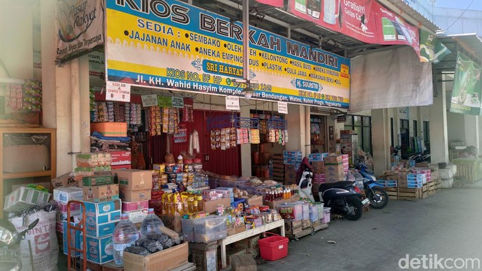 Kondisi warung milik Sri Haryati di Pasar Bendungan, Kulon Progo, Minggu (14/7/2024). Warung ini sempat didatangi dua WNA misterius pada Sabtu (13/7) yang berniat tukar uang namun malah kabur.