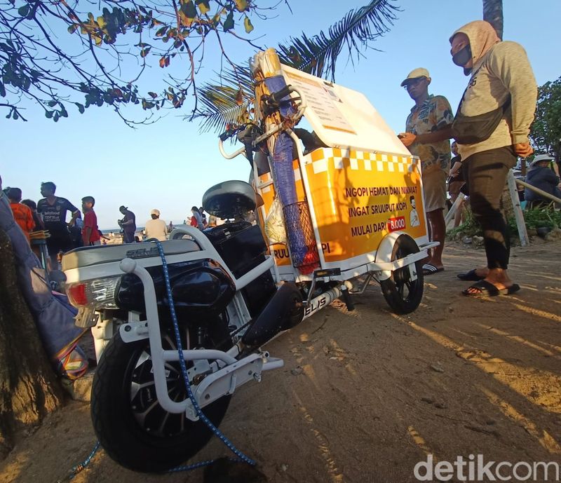 Kopi gerobak listrik 'Sruuput Kopi' di Pantai Sindhu, Denpasar.
